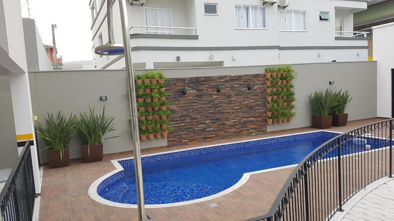 Var-101A Dpto Amplio En Condominio Cerrado Con Piscina Bombinhas Eksteriør billede